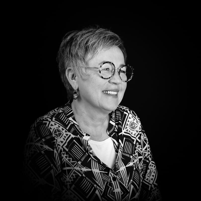 Sylvie Lemarchand dans son atelier, façonnant un abat-jour artisanal